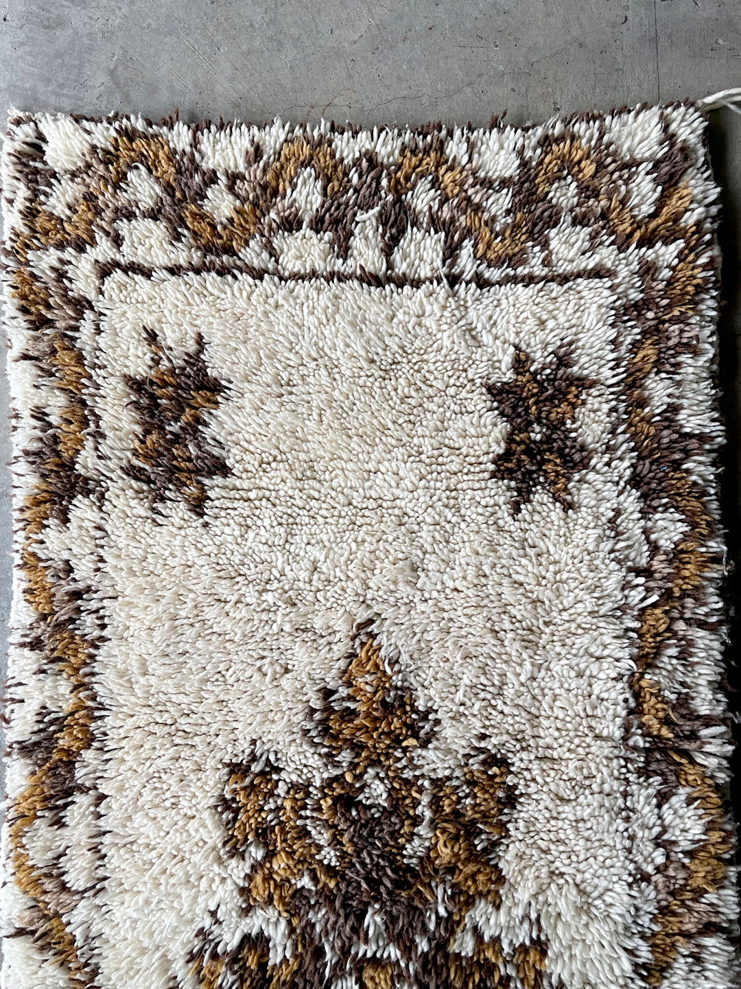 Vintage beni Ouarain rug